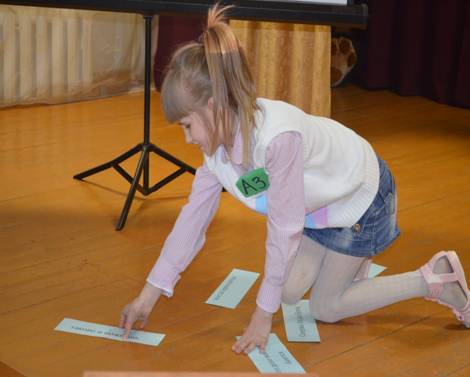 Девочка на конкурсе Славянской письменности и культуры