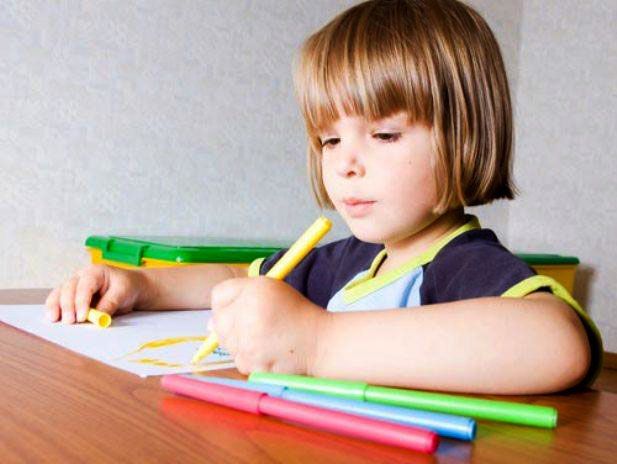 ребёнок рисует карандашами