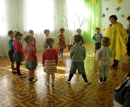 Дети в детском саду стоят по кругу
